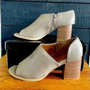 Mata peep toe shoes.